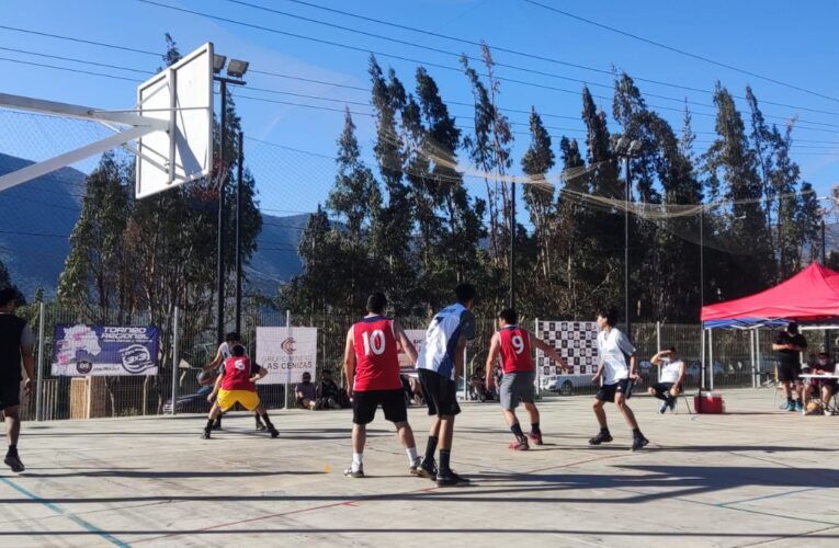 Multicancha de Villa Las Cenizas en Cabildo Recibe a Participantes de Torneo de Basquetbol