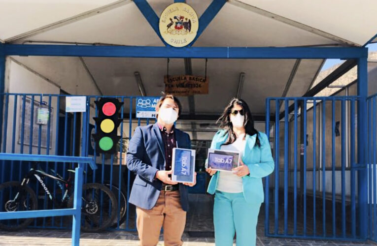 Faena Cabildo Hace Entrega de Tablets para alumnos de la Escuela Básica La Viña