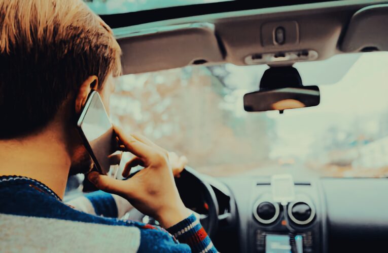 Sanciones para los conductores que utilizan su celular mientras manejan
