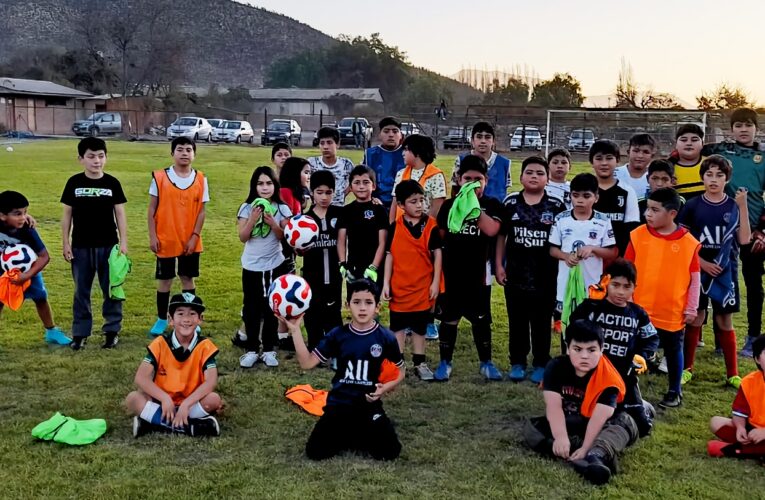 Escuela de Fútbol Lautaro de La Viña entrena en cancha con nuevos implementos deportivos