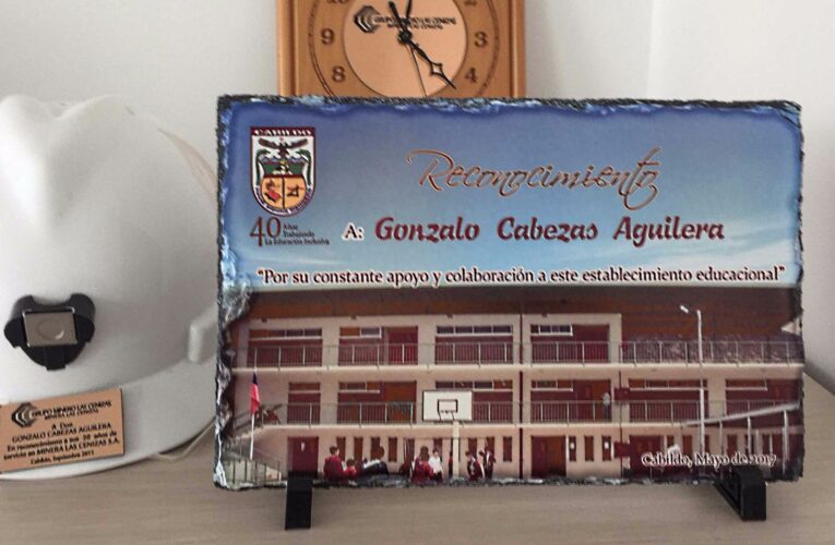 Comunidad escolar de Cabildo Reconoce a Minera Las Cenizas, en la persona de Gonzalo Cabezas