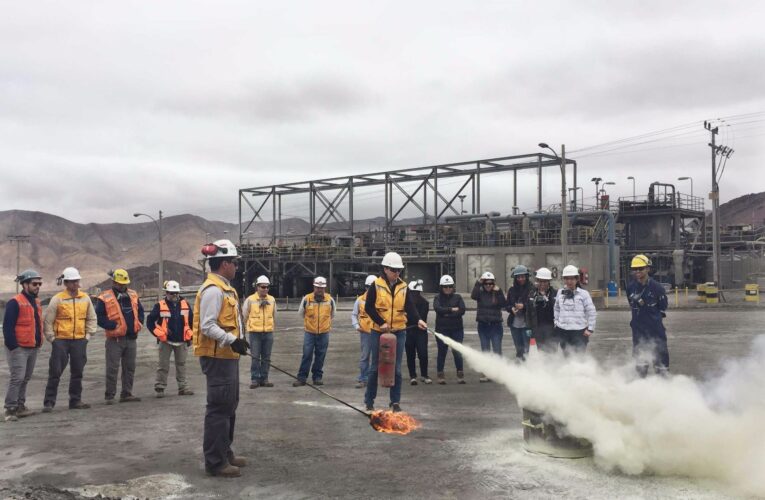 En Faena Taltal, más de 160 trabajadores practicaron el uso de extintores de incendio.