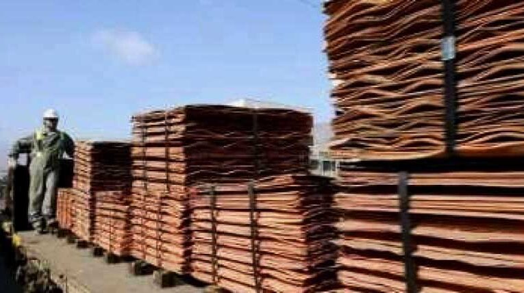 Las cuatro razones que llevaron al cobre a cerrar bajo los US$3