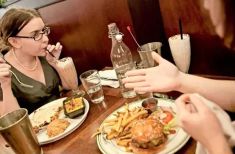 Comer en exceso por la noche empeora la salud cardíaca