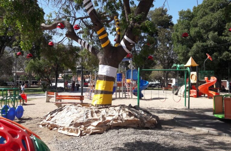 Faena Cabildo Decora Árbol en Iniciativa Navideña Organizada por la Municipalidad