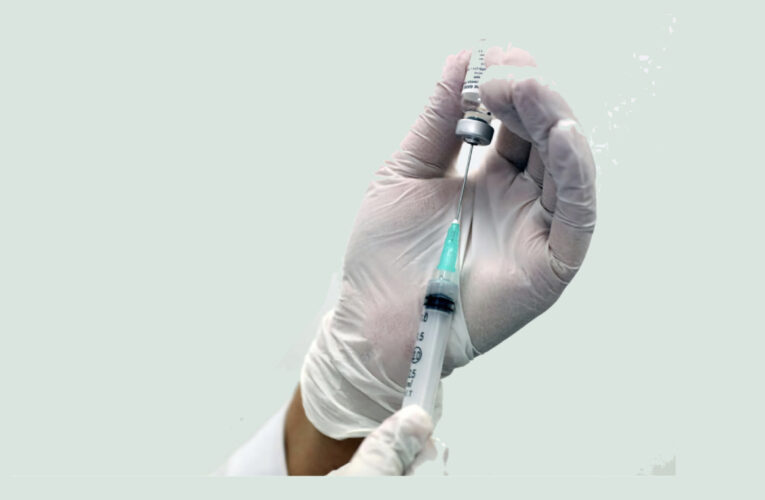 Hay siete vacunas en uso en el mundo, tres de ellas en Chile: ¿Cuál es la mejor?