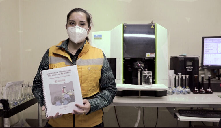 Muestreros de Planta Las Luces se capacitan en procedimientos de control de calidad