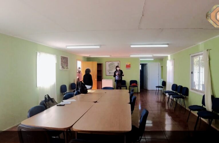 Sede vecinal de La Vega instala nuevas ventanas gracias a los Fondos Concursables de Minera Las Cenizas