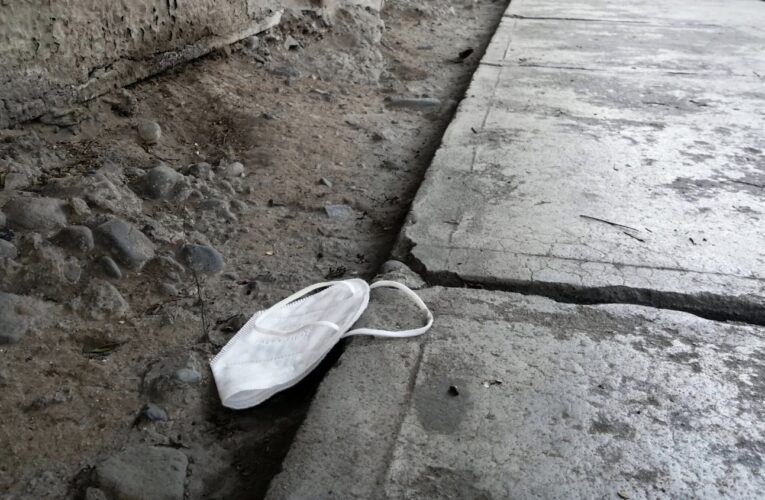 Mascarillas desechadas en la vereda: Un llamado a aplicar el autocuidado y mutuo cuidado