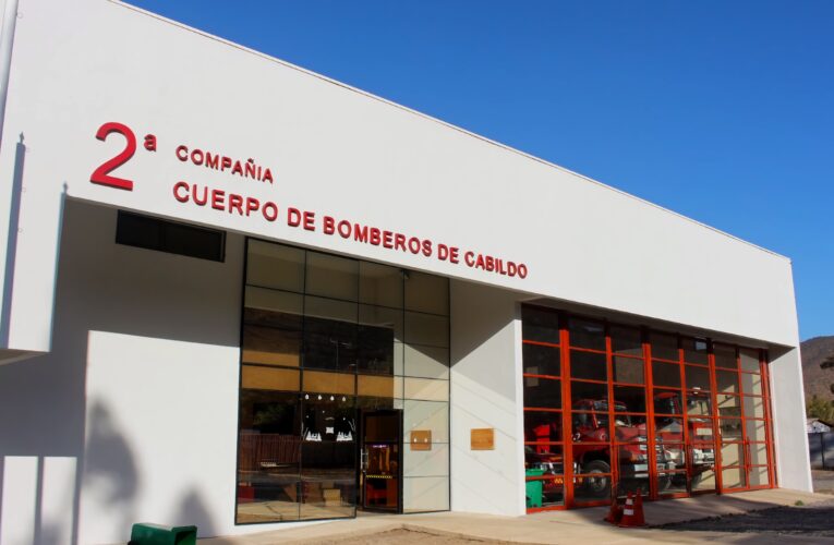 Fondos Concursables 2021: Segunda Compañía de Bomberos La Vega instaló funcional sistema de cortinas roller para proteger mobiliario y equipos   