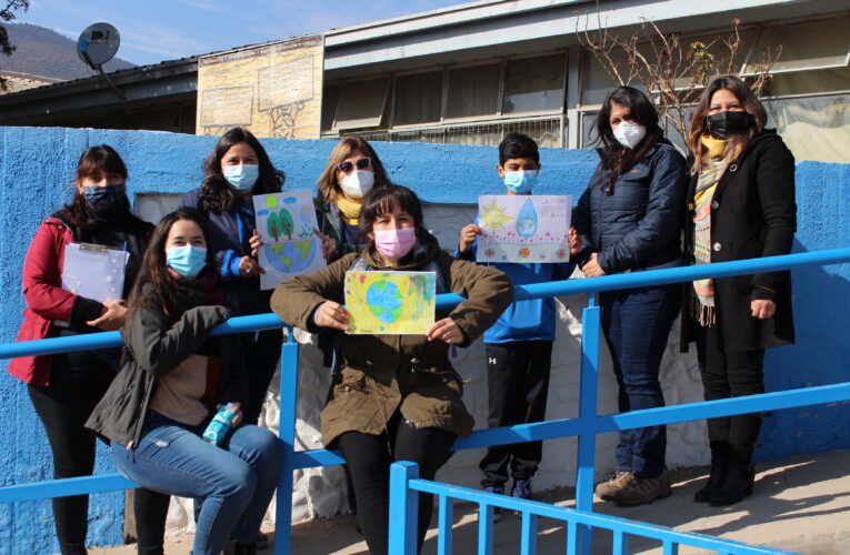 Comunidades Faena Cabildo participó en elección de dibujo que se plasmará en mural con tapas de botellas en Escuela Básica La Viña