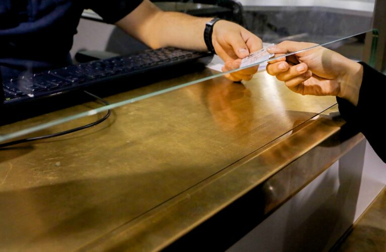 Instalan láminas de cobre en el aeropuerto para aprovechar propiedad antimicrobial