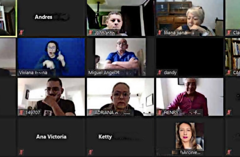 Usar gestos con las manos y dejarse ver mejora la interacción y la eficiencia en reuniones por video llamada