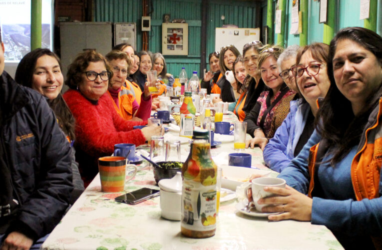 Centro de Madres “Las Violetas” visitó Planta, Depósito en Pasta, Vivero y Tranque Forestado de Faena Cabildo