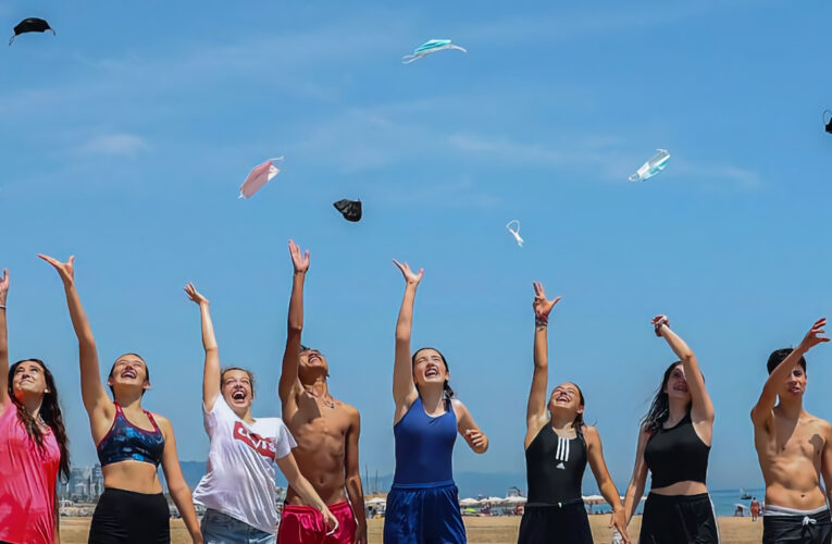 Fin al uso obligatorio de mascarillas y pase de movilidad, a partir de octubre
