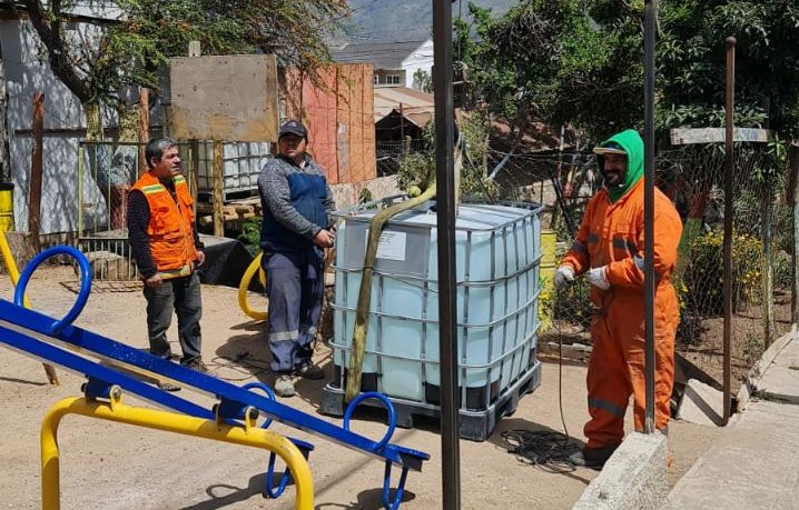 Faena Cabildo entrega agua a Junta de Vecinos Cerro Negro para recuperar espacios comunitarios