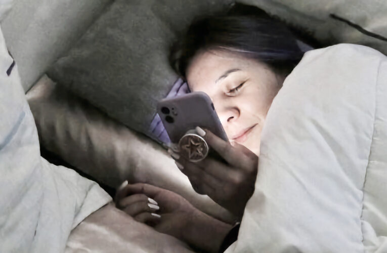 Mirar el celular es lo primero y lo último que hacen los chilenos en el dìa