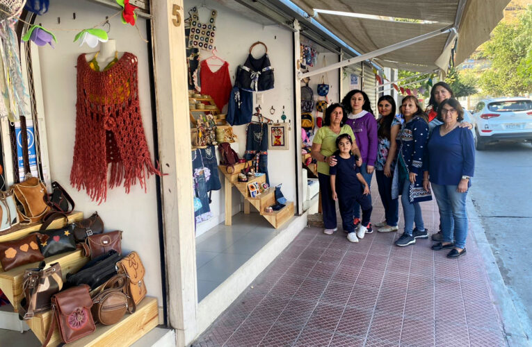 Agrupación de Artesanos «La Esperanza» cuenta con muebles para exhibición de productos gracias a Fondo Concursable 2022