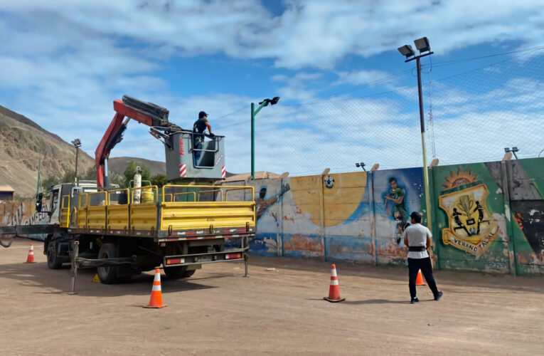 Faena Taltal arregla luminarias de recinto deportivo de Gendarmería de Chile