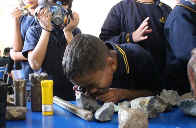 Superintendentes de Geología e Ingeniería de Faena Cabildo realizaron charla motivacional a estudiantes de Colegio Bicentenario