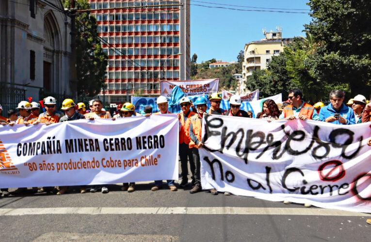 Mineros de Cabildo marchan ante eventual cierre de Minera Cerro Negro
