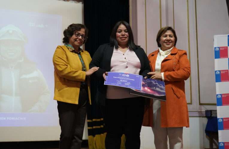 Ani Brito, Ayudante de Geología en faena Cabildo, recibe reconocimiento en Premiación Karen Poniachik