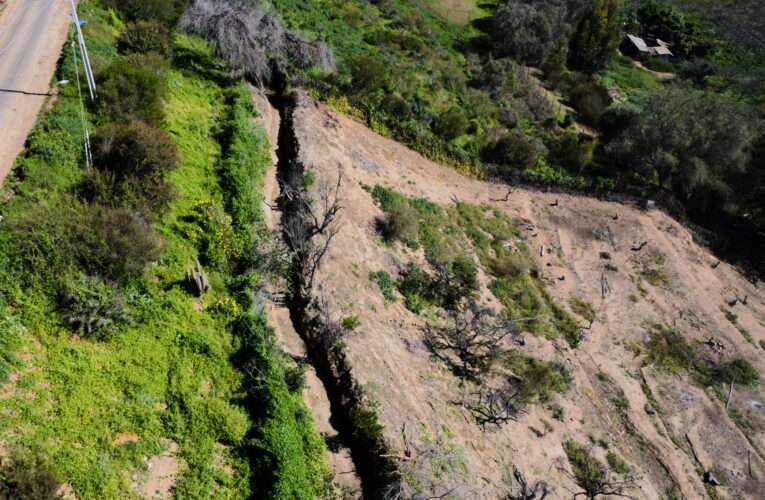 Minera Las Cenizas realiza limpieza de Canal La Laja para habilitar paso del agua