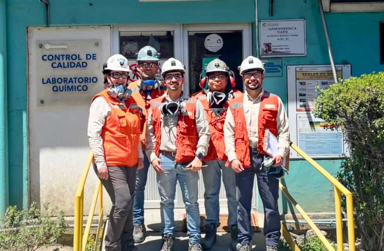 Profesionales de Minera La Patagua realizan visita técnica en Área de Control de Calidad de Minera Las Cenizas Cabildo