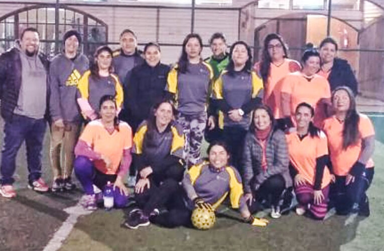Minera Cerro Negro Reconoce a la Rama de Fútbol Femenino de Cenizas Cabildo
