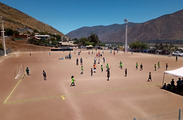 “A rodar el balón”: escuelas de fútbol cabildanas que participaron en cuadrangular reciben aporte de faena Cabildo