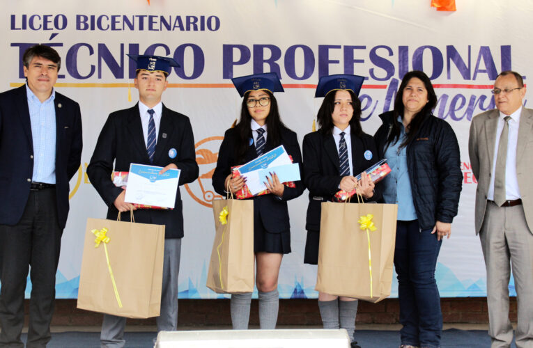 Alumnos destacados que egresaron del Liceo de Minería reciben tablets de Minera Las Cenizas
