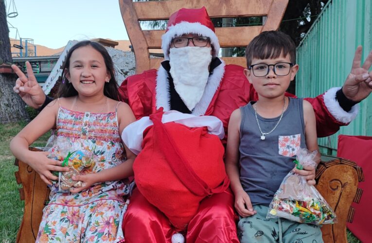 Viejito Pascuero «Cenizas» entregó bolsitas navideñas y alegró a transeúntes en las afueras de Faena Cabildo
